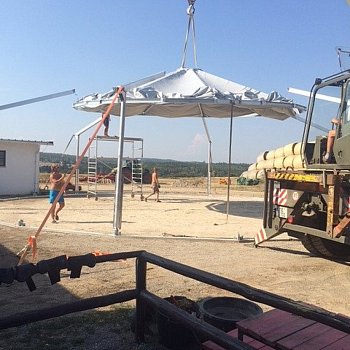 Výstavba zastřešené kruhové jízdárny zahájena