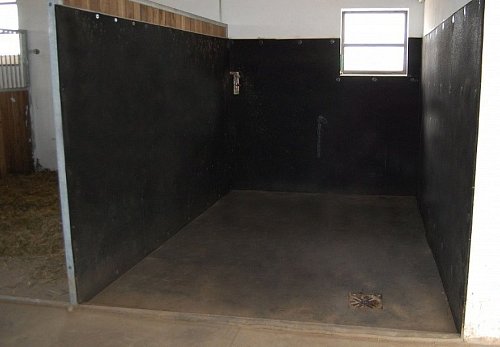 Stáj a zázemí pro klienty