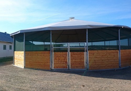 Stáj a zázemí pro klienty